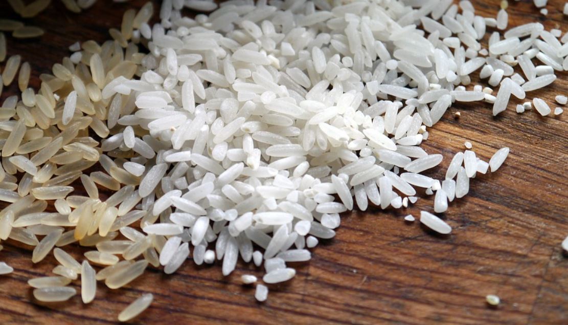 neuvařená rýže